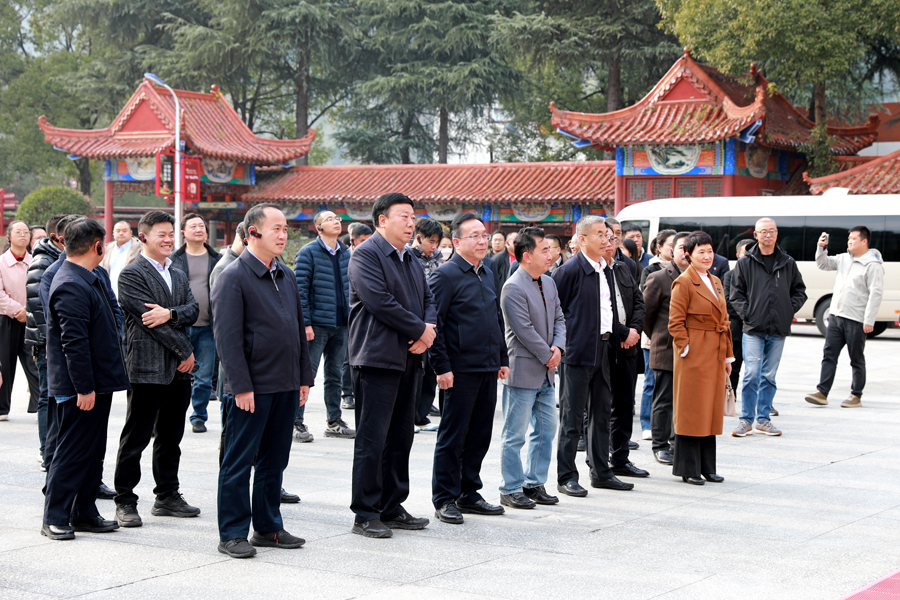 湘西高新区举办“百家企业”走进酒鬼酒促销会活动