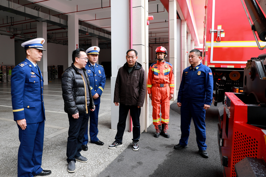 戴晓军走访慰问消防指战员