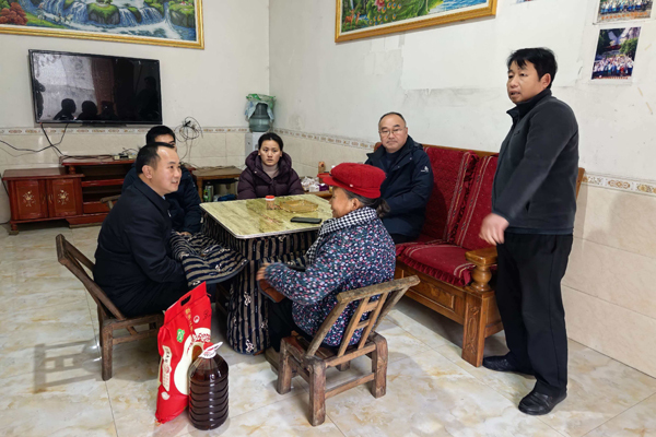 分管领导胡丕宇、黎先哲走访慰问张怕英户-0.jpg