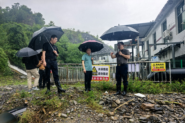 戴晓军检查园区防汛应急工作